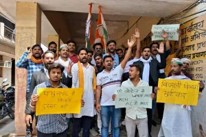 कांग्रेसियों ने ट्रांसफार्मर लगाने और तार बदलने के लिए दिया ज्ञापन 